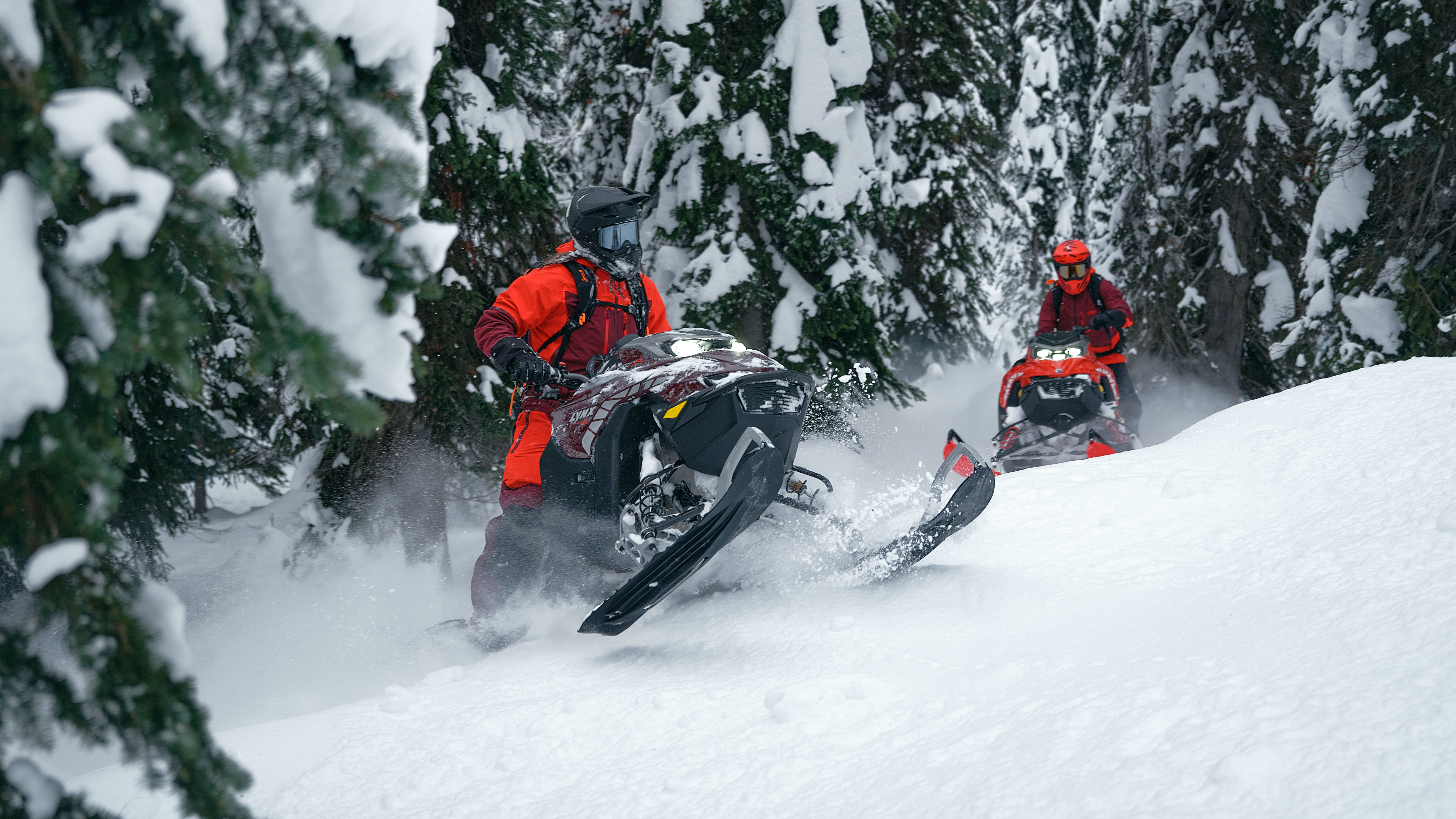 Dve Shredder 2026 motorne sanke u planini