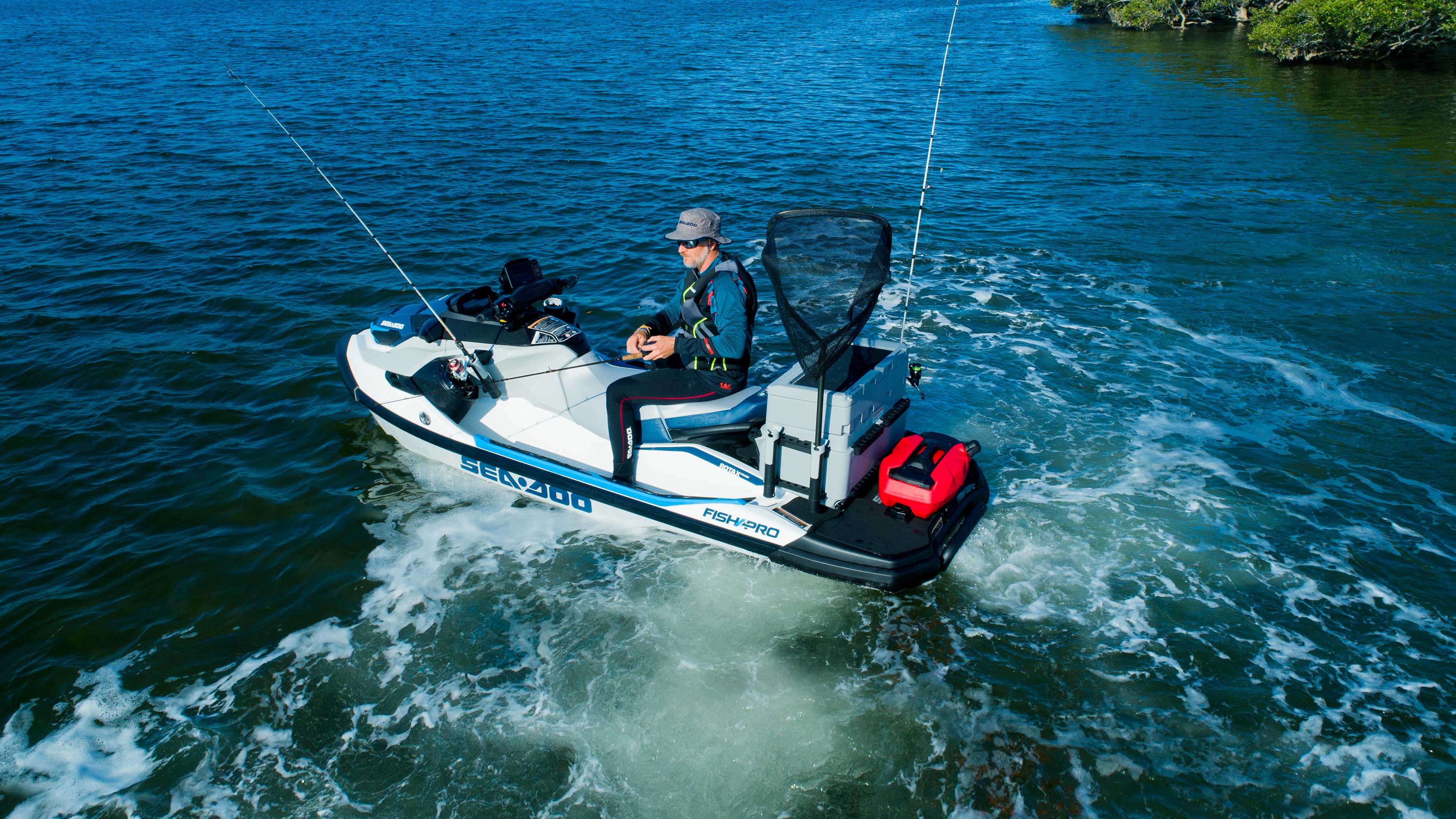 Čovek peca sa Sea-Doo FISH PRO